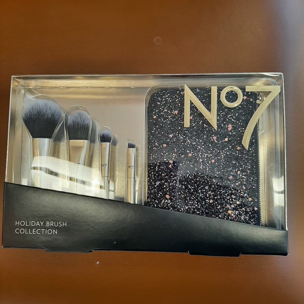 No7 Holiday Brush Collection. ****UNUSED.